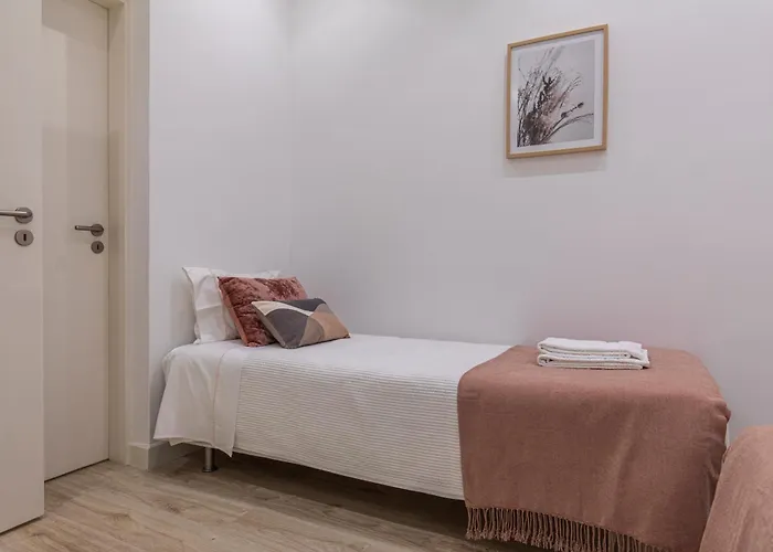 Апартаменти Comfortable Flat Near Marques De Pombal Лісабон