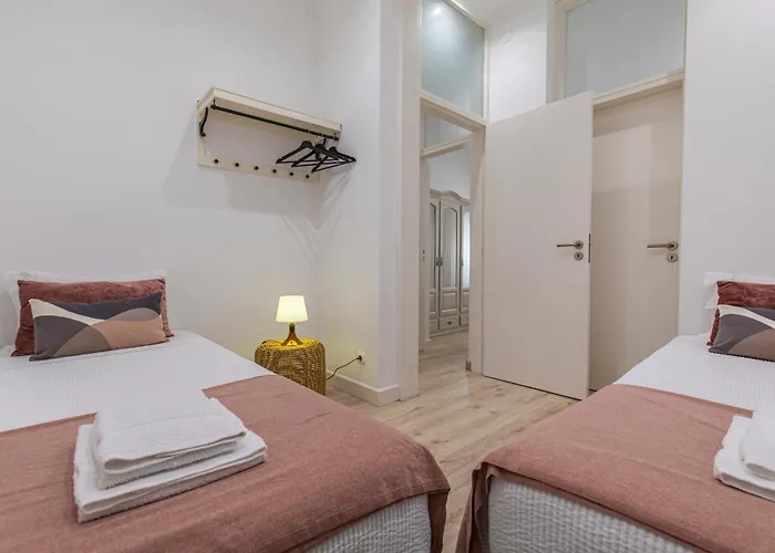 Comfortable Flat Near Marques De Pombal شقة *