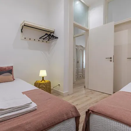 Comfortable Flat Near Marques De Pombal 아파트 *